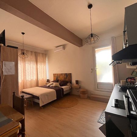 Studio Cosy Avec Piscine Dans Une Villa Сен Дьони Екстериор снимка