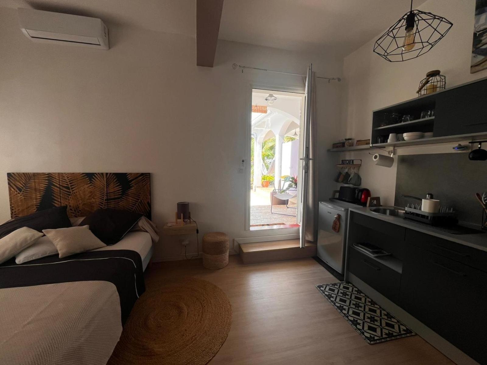 Studio Cosy Avec Piscine Dans Une Villa Сен Дьони Екстериор снимка