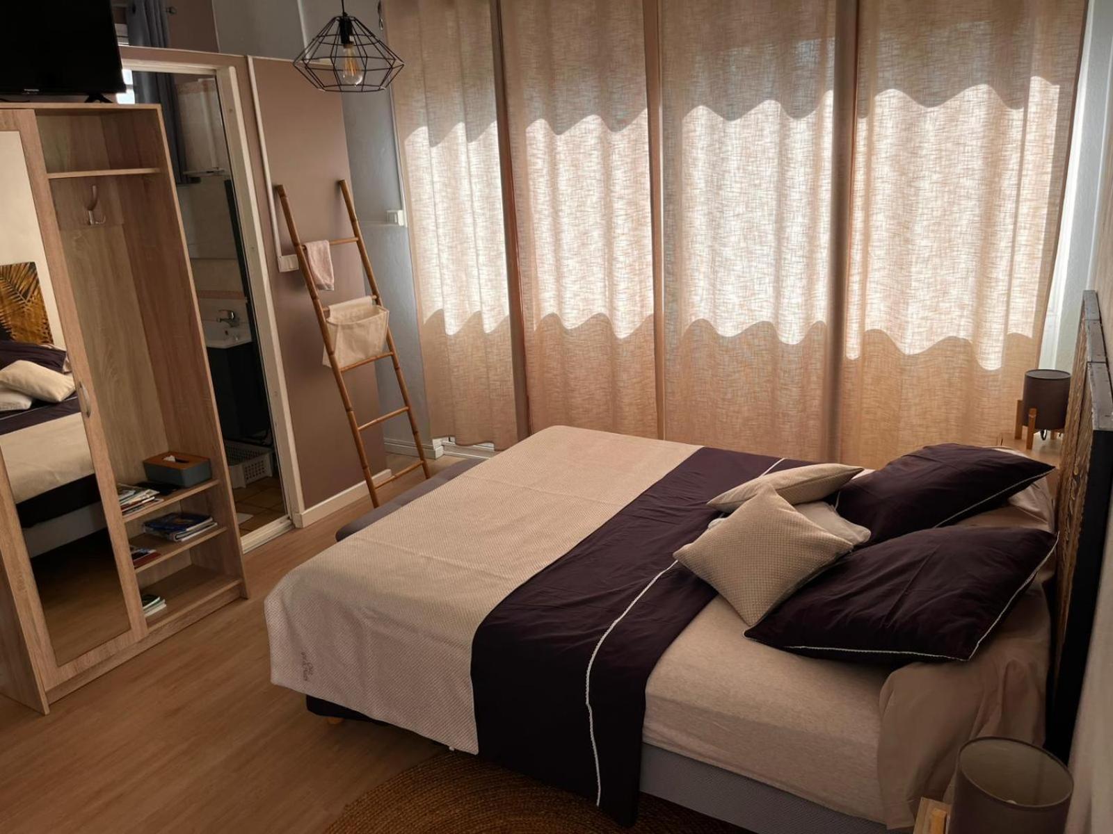 Studio Cosy Avec Piscine Dans Une Villa Сен Дьони Екстериор снимка